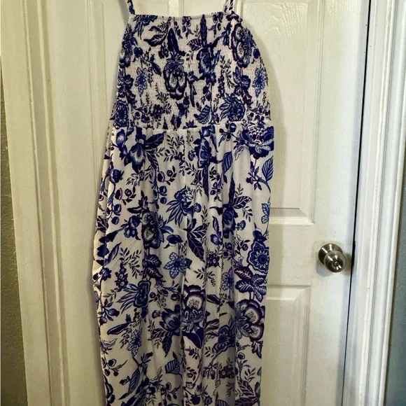 Elegant Blue and White Floral Jumpsuit - Picture 2 of 3